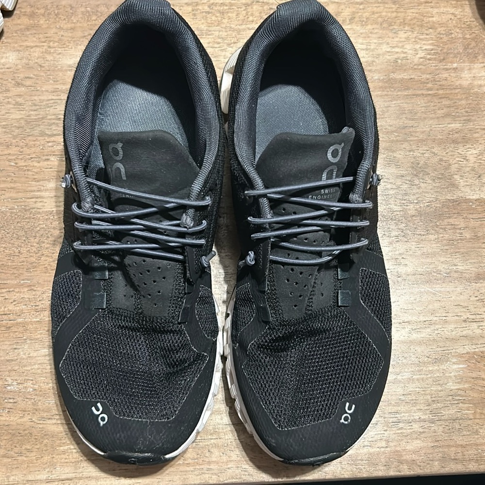 Black on clouds, size 8